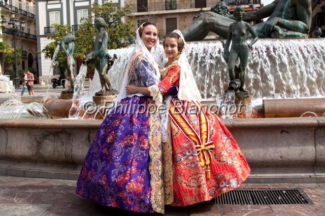 espagne valence 07.JPG - Jeunes filles costumées, La Fallera, El Colegio San José Artesano, Valence, Espagne